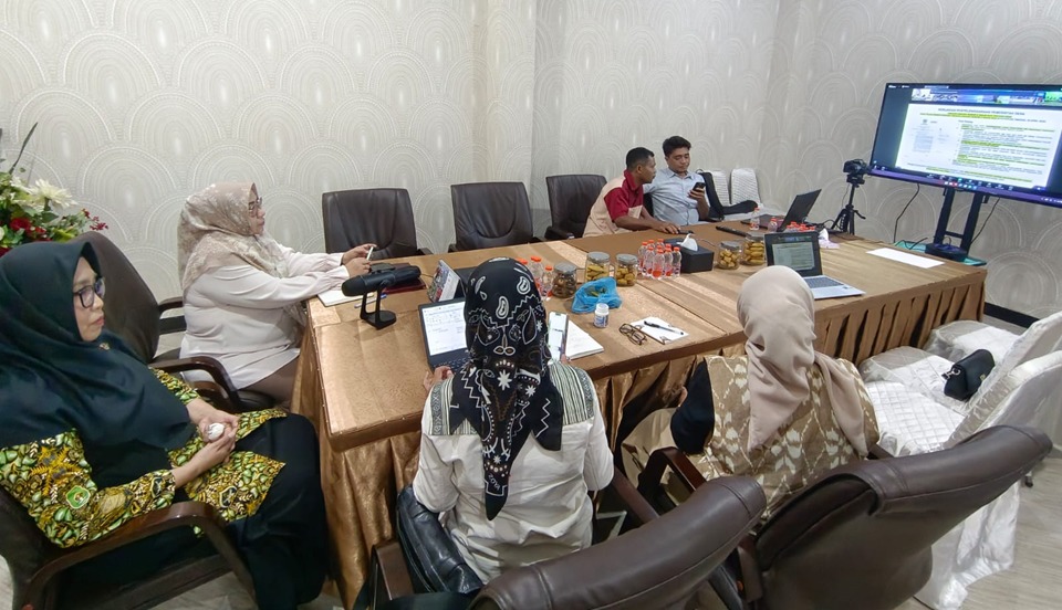Ketua Tim Pembina Posyandu Provinsi Maluku Utara Ny. Rusni Sarbin Sehe, didampingi Sekretaris Tim pembina dr. Andi Sakurwati , M.MKes bersama sejumlah pengurus