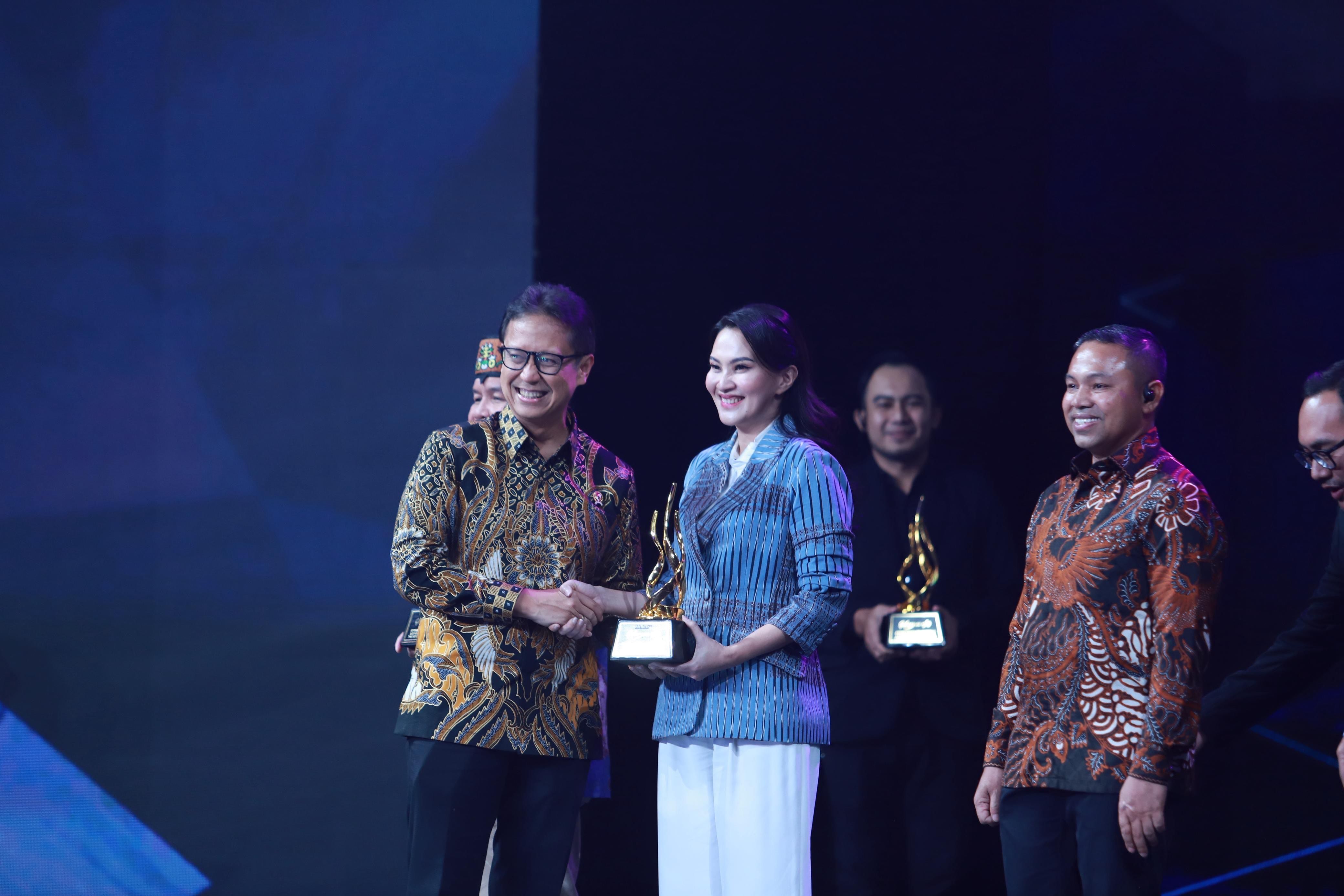 Gubernur Maluku Utara Sherly Tjoanda Loas menerima penghargaan dari Menteri Kesehatan RI